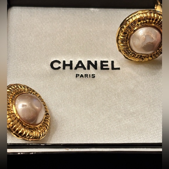 CHANEL Gold and Cream Statement Earrings - Clip on - Picture 9 of 10